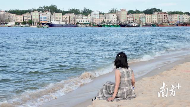 从仙裙岛望向码头，听浪花拍打海岸的声音，真是惬意。