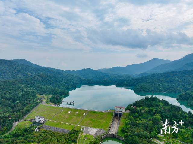 七寨湖绿美点，距河源市中心仅15公里，林水相依，风光旖旎。