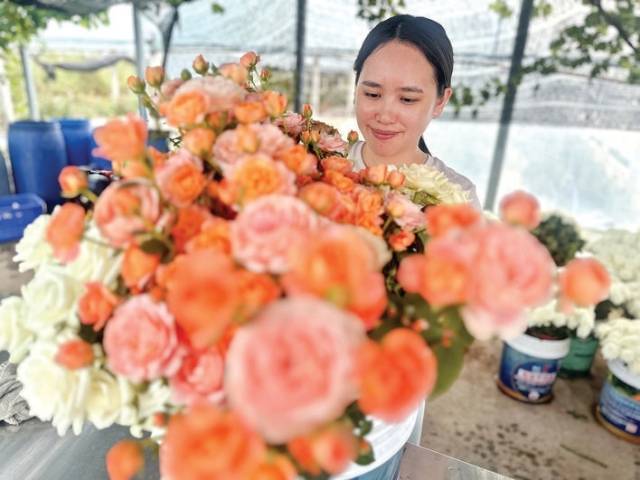 众人寻香而来。