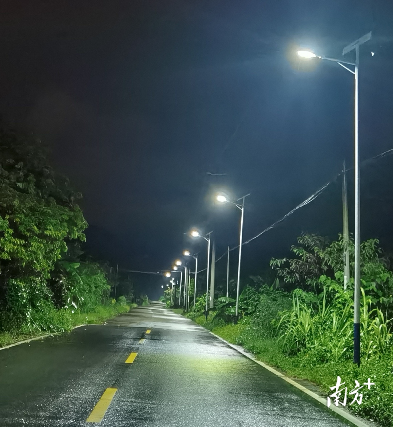 新安装的路灯大大方便了村民夜间出行。龙宇杰 摄