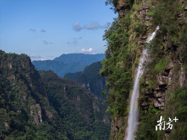 广东石门台国家级自然保护区内的溪流在山脉间倾泻而下。