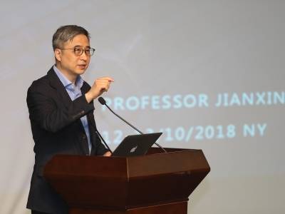 “最美医生”何建行的“异想”医学世界