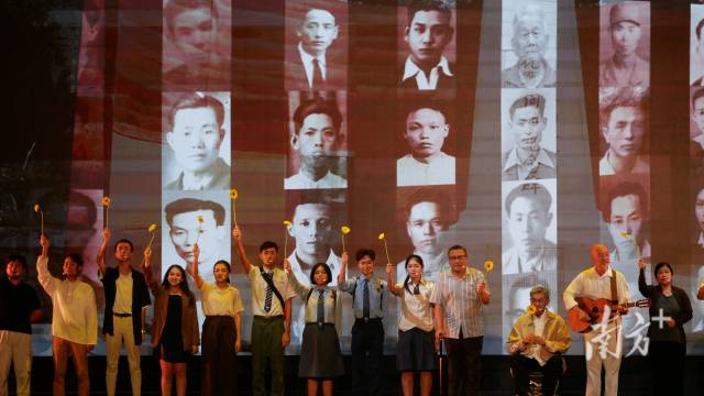 8月16日，舞台剧《日据烽火》演出结束后，演员在观众的欢呼声中谢幕。