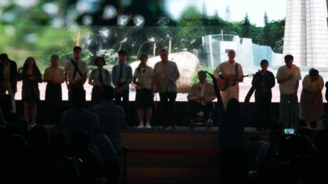 8月16日，舞台剧《日据烽火》演出结束，观众起立欢呼。