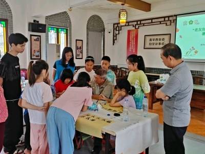 跟社区“老友记”学书法，南华西萌娃玩转笔墨丹青