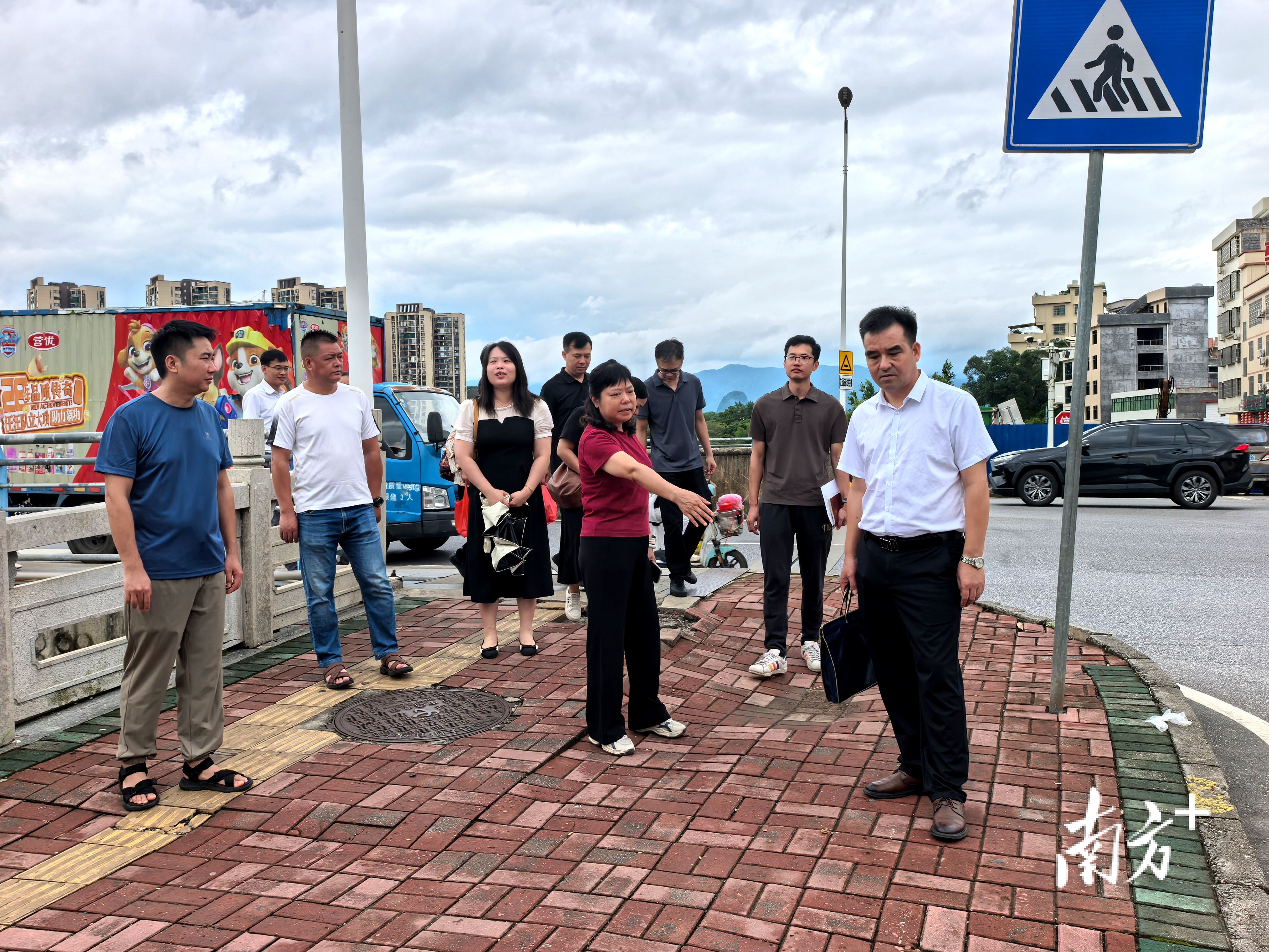 人大代表与社会观察员到现场调研。连州镇供图