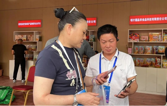 参观者们正在边参观边购买心仪的产品。 参观者们正在边参观边购买心仪的产品。