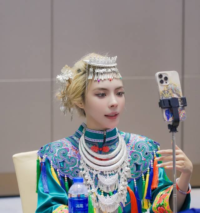 百万粉丝网红主播现场开播带货