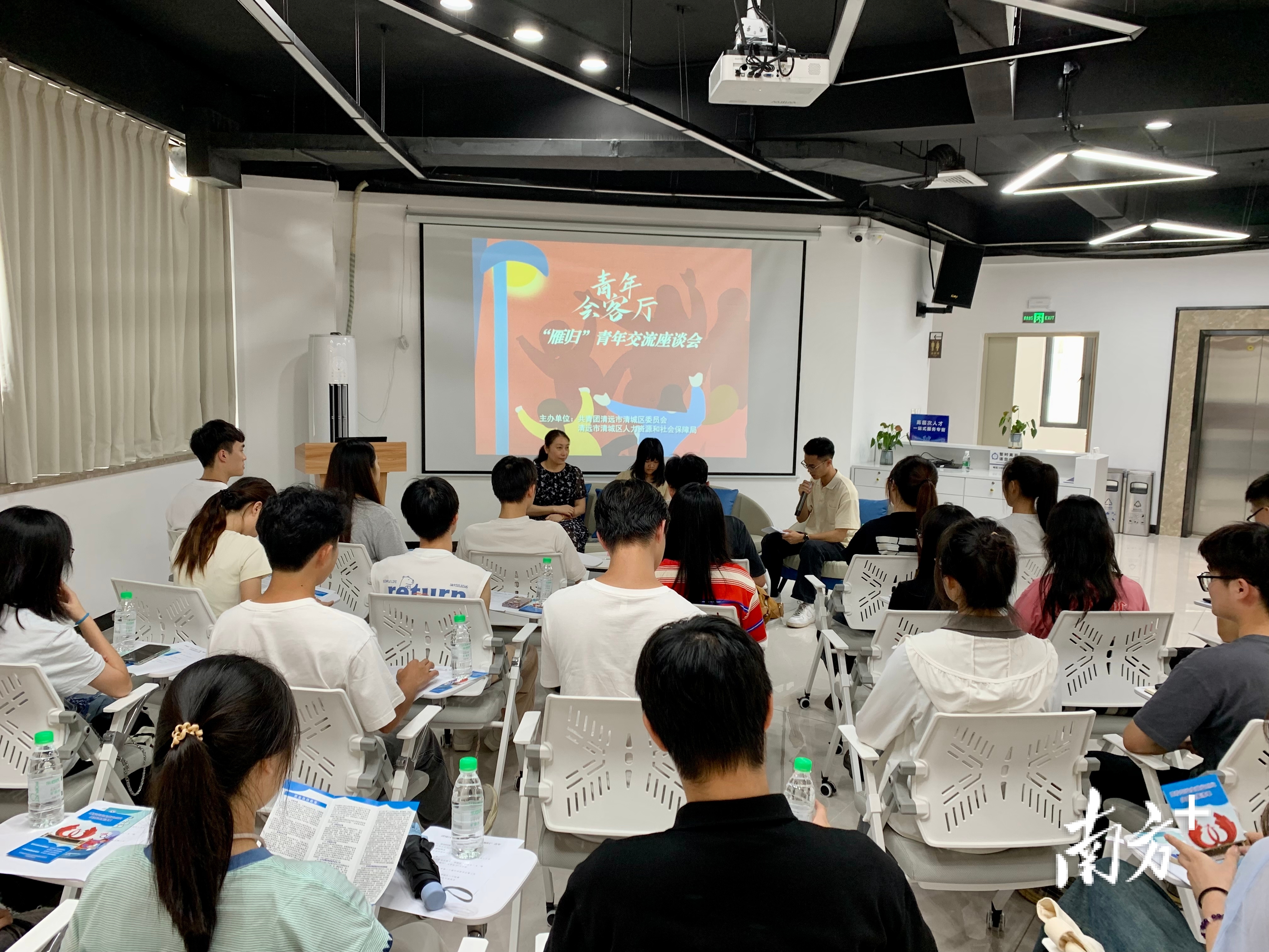 青年会客厅为青年人才提供了交流合作平台。欧纪元 摄