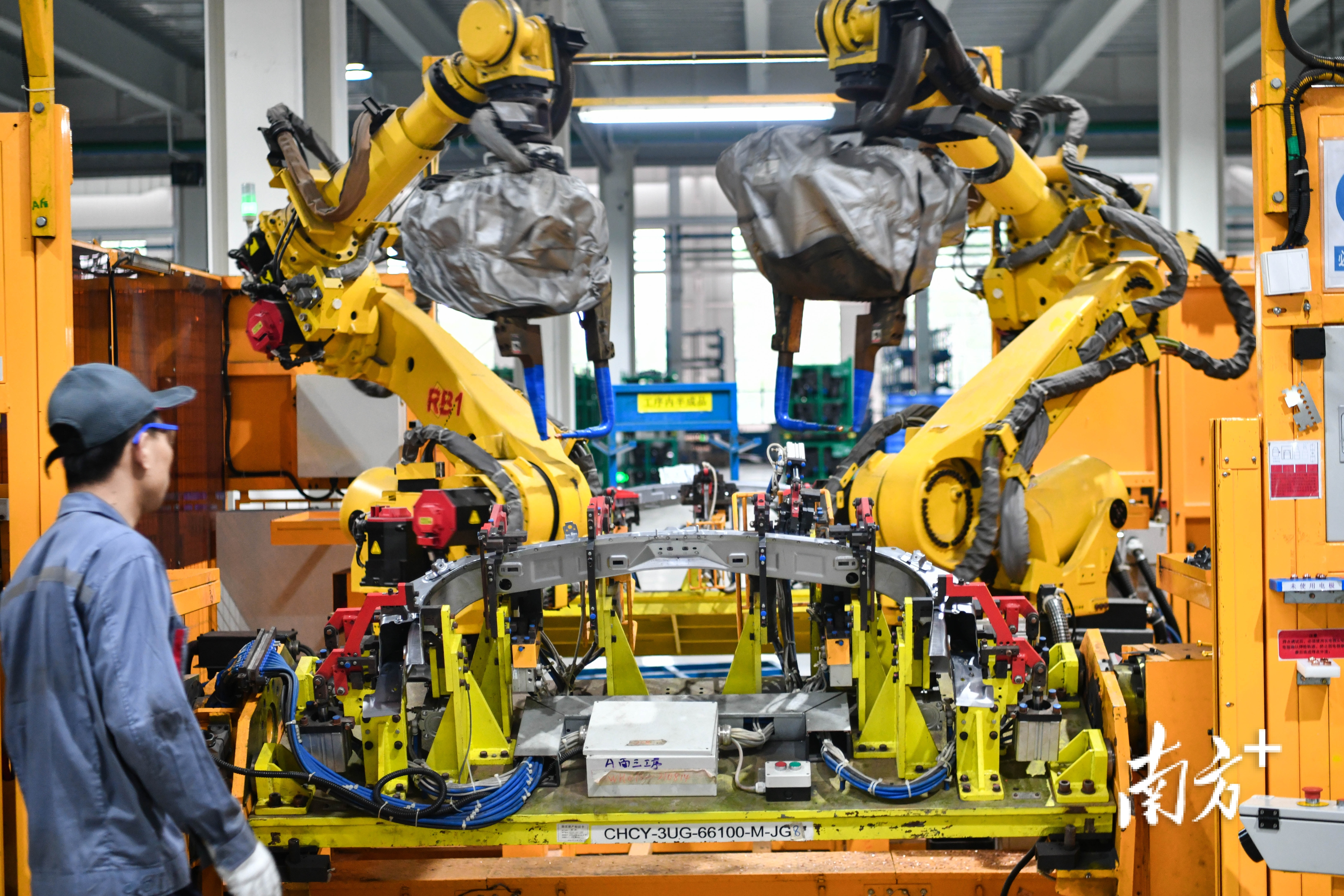 汽配企业，正是广清产业园“冲刺低空”的底气所在。图为长华汽配生产线。南方+记者 曾亮超 摄