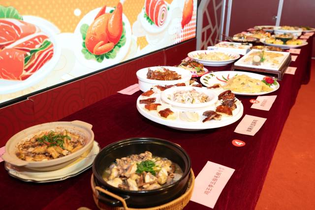 菜品将清远鸡“爽、滑、嫩”的独特口感展现出来。