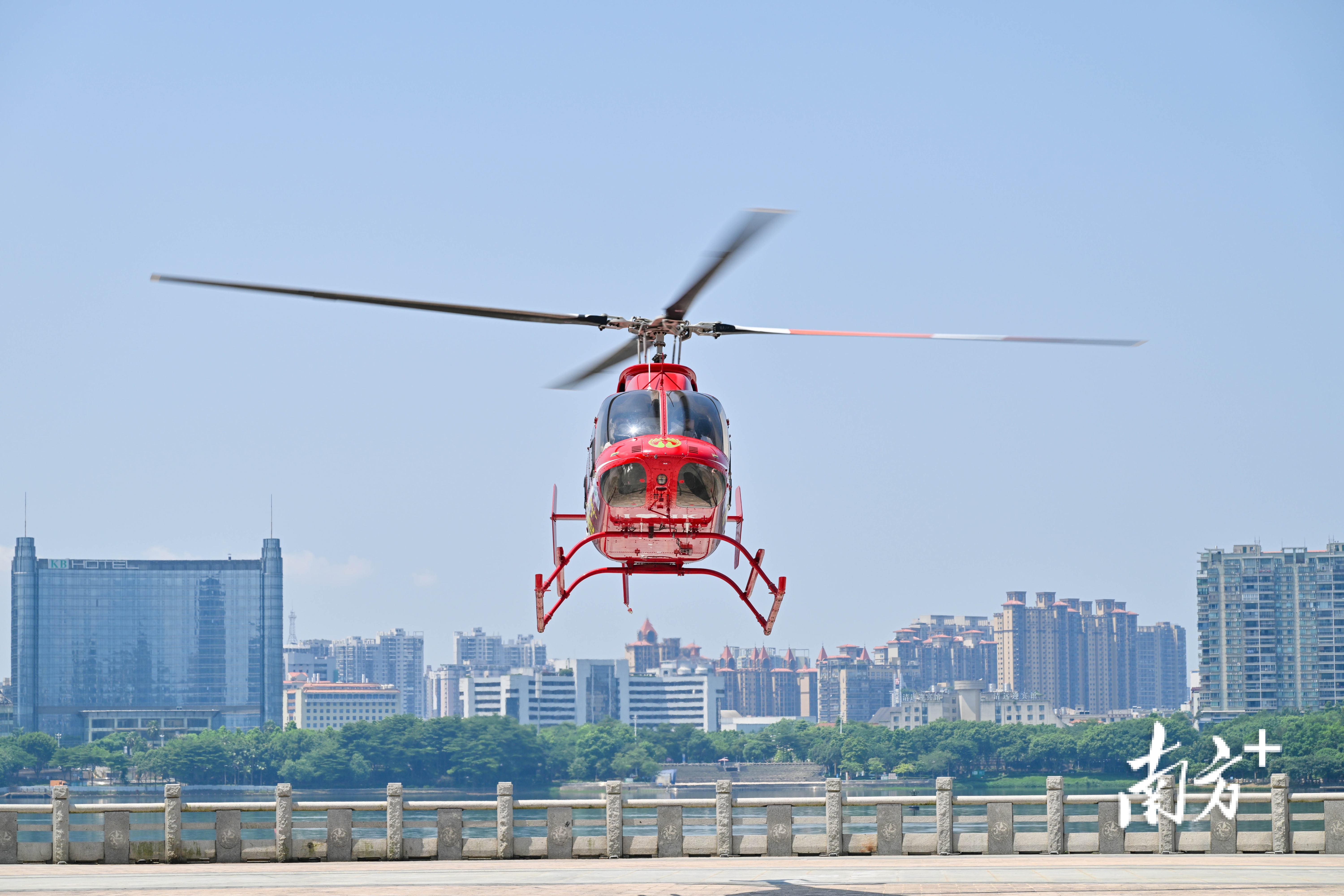去年年中，“清远一号”直升机起飞，标志清城区“飞‘阅’北江、云赏清城”低空飞行观光旅游观光项目启动。 南方+记者 曾亮超 摄