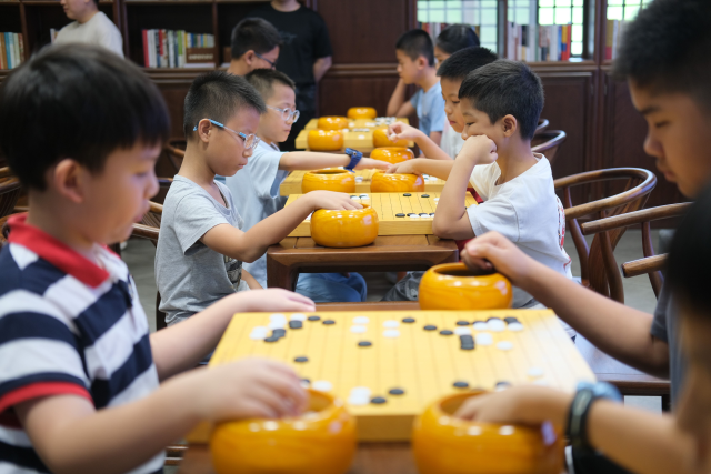 交流赛中，一众小棋手们以“棋”会友。