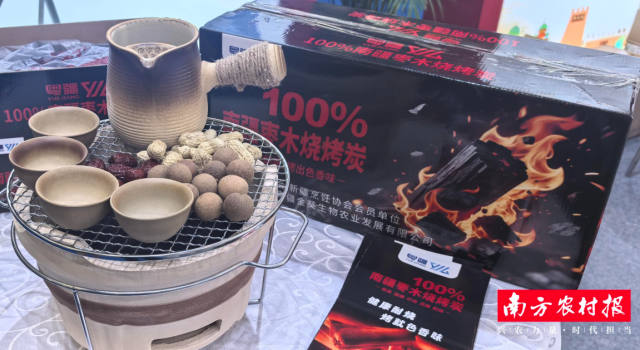 图木舒克展馆展销南疆枣木烧烤炭等“围炉煮茶”产品套装。
