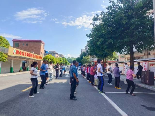 ▲广科院体育健康学院为石狗镇长者传授八段锦