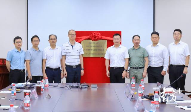 南方+:广东省博士后创新实践基地在信利揭牌(图4) 南方+ 陈保良 拍摄