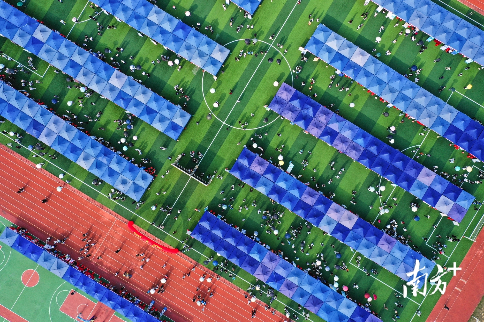 今年以来，清远市组织线上线下招聘活动257场，5445家（次）企业提供11.5万个（次）优质岗位，达成就业意向15513人次。