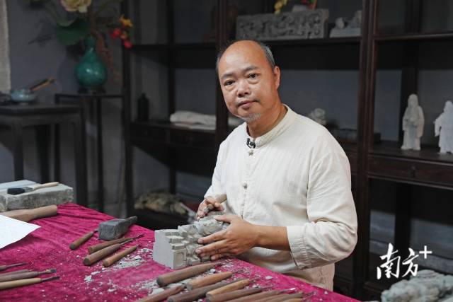 砖雕省级代表性传承人何世良。