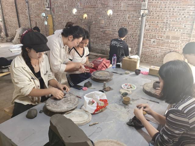 ▲广科院艺术设计学院师生团队到鹅春古窑开展文创调研与创作实践