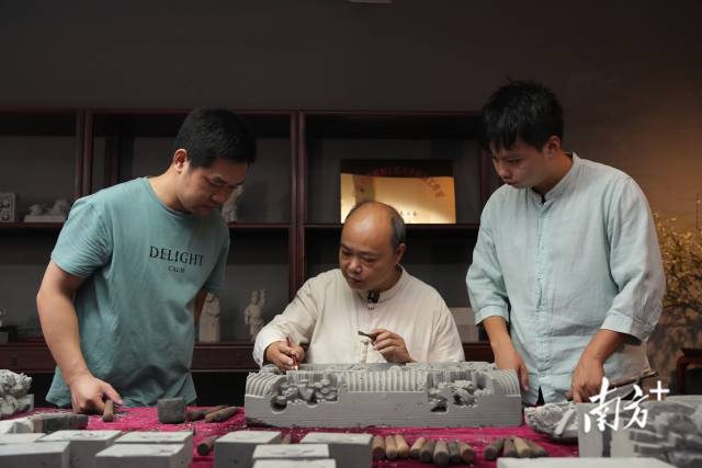 何世良在授徒。