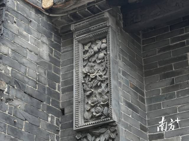 美轮美奂的砖雕在沙湾古镇俯拾即是。