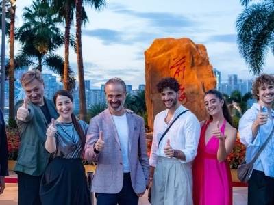 “这里是理想城”，意大利《神曲》主创唱《茉莉花》和生日歌赞前海