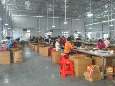 闲置村小变致富车间，新丰遥田镇两百多村民“家门口”挣钱 | 驻在千镇万村㉑