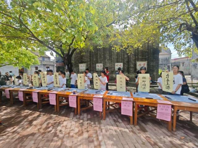 参赛选手展示书法作品。