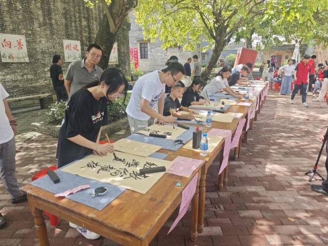 鹤山市青少年书法现场挥毫擂台赛在龙口镇霄南村举行