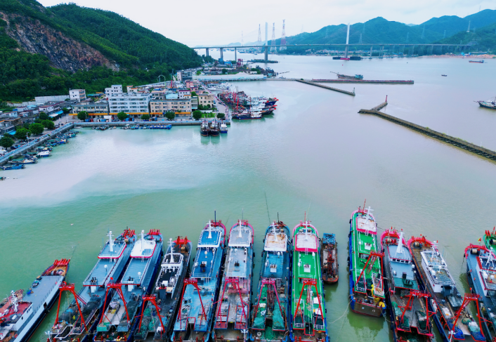 大型深远海养殖工船“湾区伶仃号”在江门新会崖门镇下水。撬动形成“牧场建设需求—装备研发—产业升级”的蓝色良性循环，让渔获“从海到桌”更高效。逐浪 图/新会发布