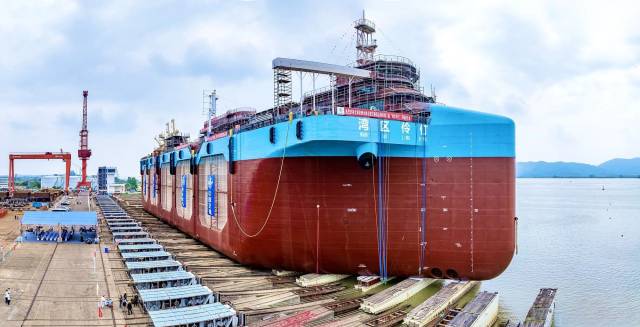 大型深远海养殖工船“湾区伶仃号”在江门新会崖门镇下水。 图/新会发布 大型深远海养殖工船“湾区伶仃号”在江门新会崖门镇下水。 图/新会发布