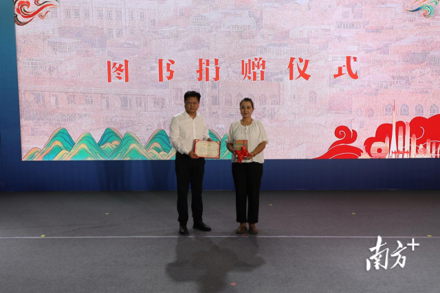 广东省委宣传部副部长、省新闻出版局（版权局）局长倪谦向喀什市图书馆代表赠送了一批精选图书。