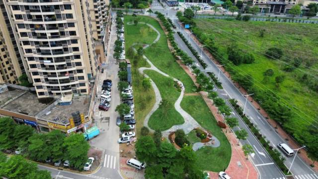 长虹御江风景小区西侧市政休闲公园。