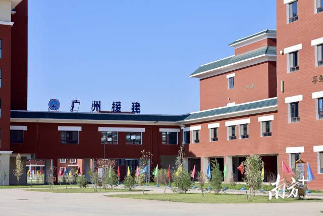 学校环境优美，配备了教学楼、综合楼、体育场等教学场所。陈海燕 摄