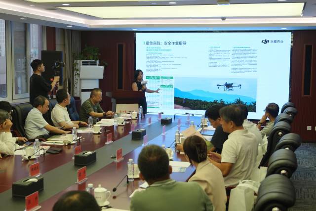 大疆农业全球政策负责人王亚琼围绕《白皮书》展开分享。