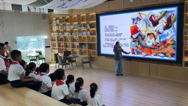 广州图书馆的温戈老师，正在为小朋友们带来“一书一签”的绘本分享活动。