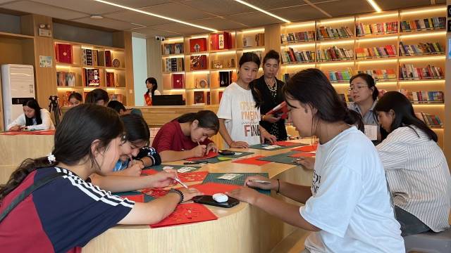 剪纸活动进行中。