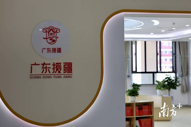 学校环境崭新明亮，配备了多功能课室。陈海燕 摄