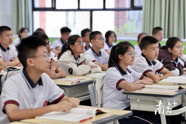 新课室里，学生们认真听课。陈海燕 摄