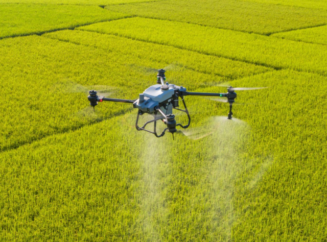 无人机喷施肥料
