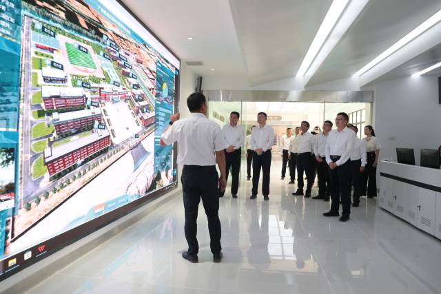 与会领导嘉宾参观了解学校规划。  