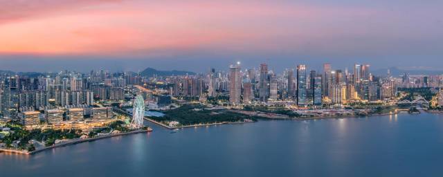 晚霞中的深圳前海一景。新华社发