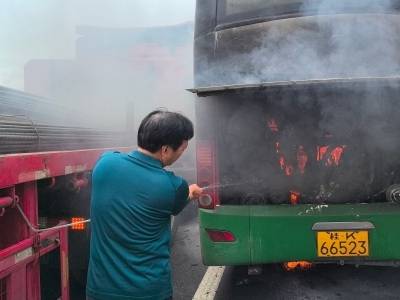 路遇客车着火，江门休假消防员救了40余人