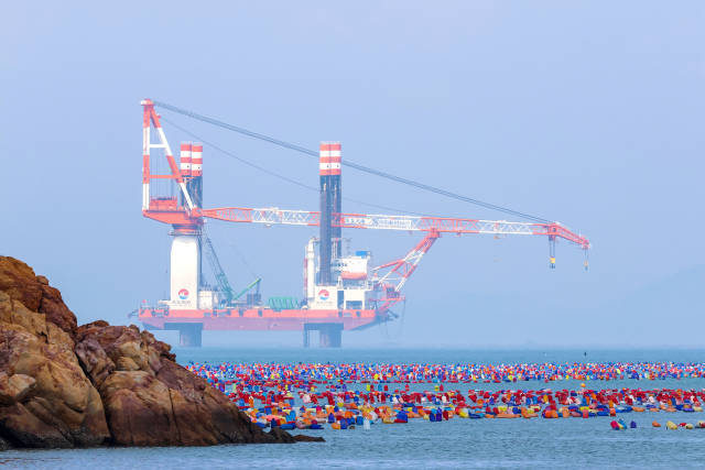 在汕头南澳的广阔海域，海上风电安装平台犹如“海市蜃楼”，震撼人心。（图源视觉中国）
