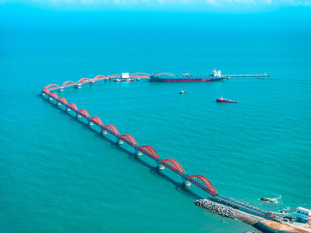 中国广东省揭阳市惠来原油码头钢桥。（图源视觉中国） 