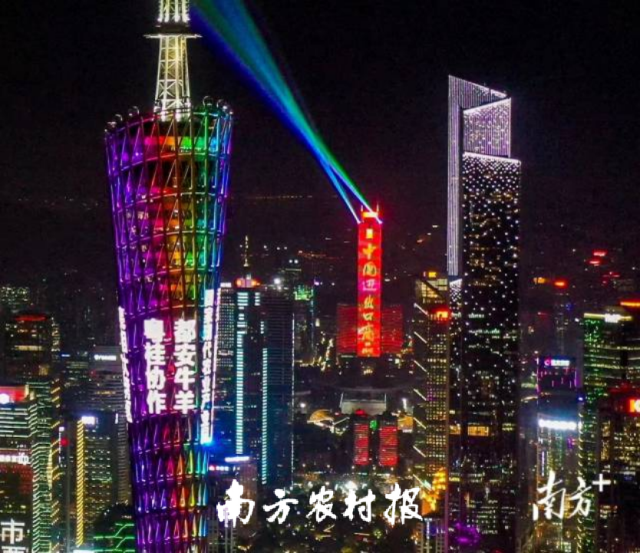 借助“媒体+”桥梁，都安牛羊肉在大湾区众多商超上架销售，区域公用品牌亮相广州地标“小蛮腰”。