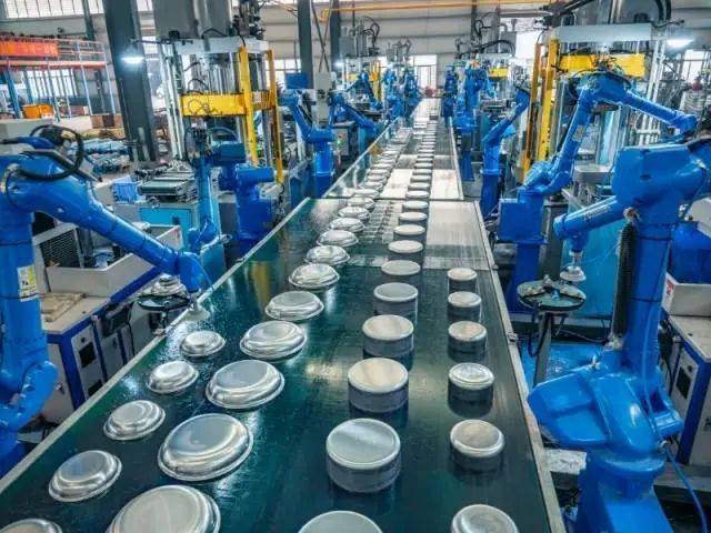 不锈钢餐厨具自动化流水线。