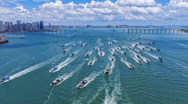 千帆竞发向海去，湛江开渔现场场面壮观。