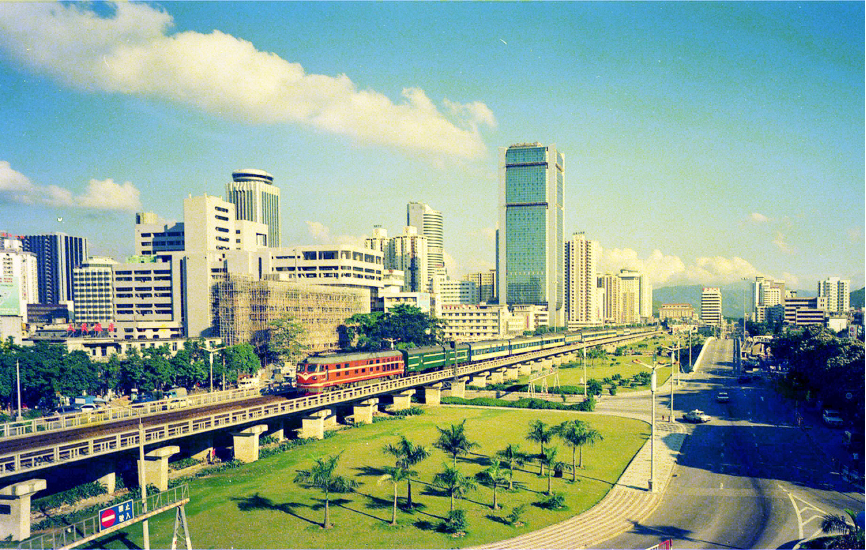 深圳建行支持广深双线工程建设，图为90年代的广深双线。