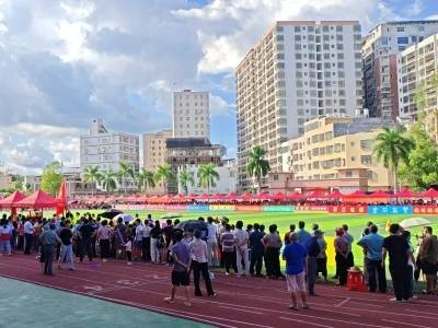 企业赞助、无偿摊位！梅林农特产品“踢”进赛场受热捧｜五华“县超”超精彩